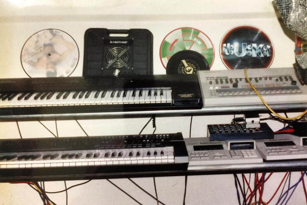 のインスタグラム：「むか〜しむかしの俺の機材部屋の写真が出てきた！初期MC500を二台シンクさせるという工夫に泣ける。そしてTR909、JD800にサンプラーがS50！  #yojibiomehanika#DJ#機材#写真」