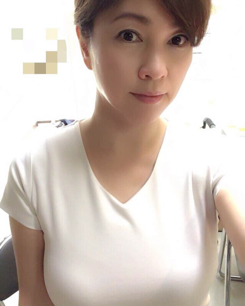 田中悦子さんのインスタグラム写真 - (田中悦子Instagram)「ただの白T😬  ぎり、ゴムで結わけるようになった😅  切るけどね、また😬  #過去pic #白tシャツ #白#bimajo#アラフィフ#50歳#たなえつ#followme」4月24日 16時58分 - etsuko.reborn25