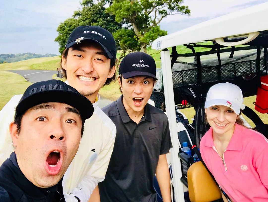 Ryota さんのインスタグラム写真 - (Ryota Instagram)「We had a good time today⛳️🏌️🏌️‍♀️ ゴルフ難しいけど....これはハマってしまう。。。笑」4月24日 17時35分 - ryota_0809