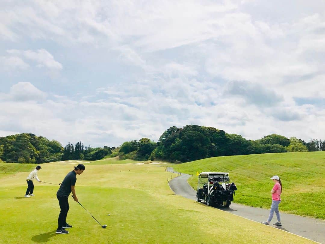 Ryota さんのインスタグラム写真 - (Ryota Instagram)「We had a good time today⛳️🏌️🏌️‍♀️ ゴルフ難しいけど....これはハマってしまう。。。笑」4月24日 17時35分 - ryota_0809