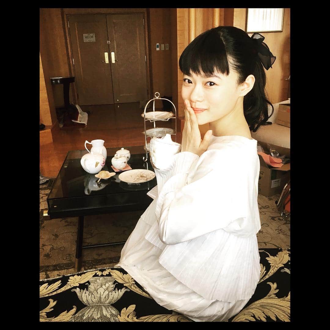 杉咲花のインスタグラム：「今夜22時「花のち晴れ」第２話の放送です。 一週間は本当にあっという間ですね。 なんと２話、私は一昨日まで 声録りなどしておりました。 スタッフさんたちはもっとギリギリの、 今朝まで編集作業、かな。 できたてほやほやの２話となっております。 撮影現場は相変わらず 和気あいあいと楽しく過ごしています。 けれど私自身 足りないものも見つかって まだまだ音さんを探す日々。 むずかしいけど、 こんな経験をさせてもらえて、やっぱり幸せだな。 あんなに大事にしてきた１話や２話の台本を もう開かなくなったことに、 ちょっぴり寂しい気持ちと感動が相まって、 全部全部 ぎゅーって抱きしめてしまいたい。 ではではみなさま、 花晴れ観てね。観てください。 写真はまだお嬢様の音。おほほ☕️ #花のち晴れ #花晴れ」