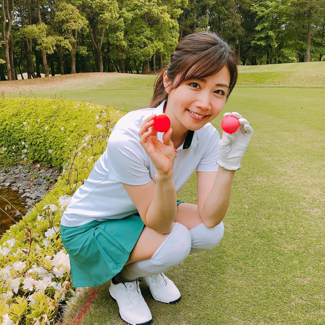 夏目愛美さんのインスタグラム写真 - (夏目愛美Instagram)「♡ 4月からボールがVolvikさんになりました。 カラーもかわいいし、めちゃくちゃ飛びます✨ 質問があったクラブセッティングは、 1W.5W.7W.U5.U6.7I.8I.9I.PW.AW.SW です。 そして、こちらも質問にあったスコアですが、今日は55/59でした😂 でも打感が良かったので思わずにんまり。 今後に期待です🙏✨ #アース製薬 #ドリームショットゴルフクリニック #tokyofm #ラジオ #golf #golfstagram #ゴルフ #ゴルフ女子 #目指せ100切り #instagood #instalike #like4like #ゴルフクラブ #キャディバッグ #taylormade #テーラーメイド #m4 #パター #spider #ゴルフコーデ #ゴルフウェア #ゴルフボール #volvik #平川カントリークラブ」4月24日 19時03分 - manami_natsume