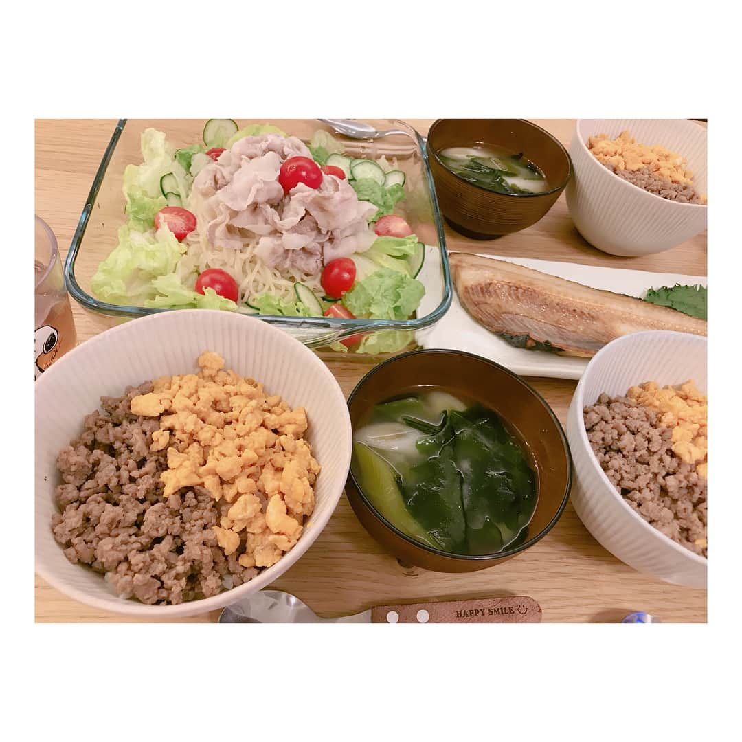 辻希美さんのインスタグラム写真 - (辻希美Instagram)「夕飯(*´∀｀*) #辻希美 #夕飯 #そぼろ丼 #ラーメンサラダ #お味噌汁#焼き魚 #ご馳走様でした」4月24日 19時21分 - tsujinozomi_official