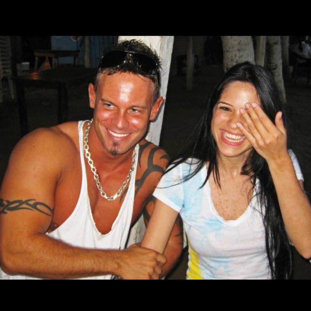 Michelle Lewinのインスタグラム：「Esta foto la veo y me da mucha risa 😂 como es siempre a tu lado, por ser como eres un hombre de muy buen humor y con tus loqueras y ocurrencias estan las 24 horas 🤦🏻‍♀️ por eso te amo.  Esta demás decirte gracias por hacerme feliz, por complacerme en todo, por estar a mi lado en las buenas y los malos momentos, por ser mi gran apoyo en mi carrera, en mi vida y en el trabajo. Estos 9 años juntos han sido de mucho aprendizaje y que un dia como el de hoy ya son 8 años de casados 💍 y si dios quiera que sea para toda la vida 🙏🏻 hasta llegar como unos viejitos 👵🏻🧓🏻 contigo hasta el fin del mundo, contigo han sido y serán mis mejores experiencias de la vida. 24/04/2010 👰🏻💐🤵🏼 @jimmy_lewin 🌹」