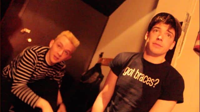 ザ・ストライプスのインスタグラム：「Ep 59 World Record Attempt for Shortest Tour Diary Episode. (11 SECONDS?! Can we do it!) (this successful attempt wouldn't have been possible without the help and undying support of an SD card malfunction) 📽link in bio」