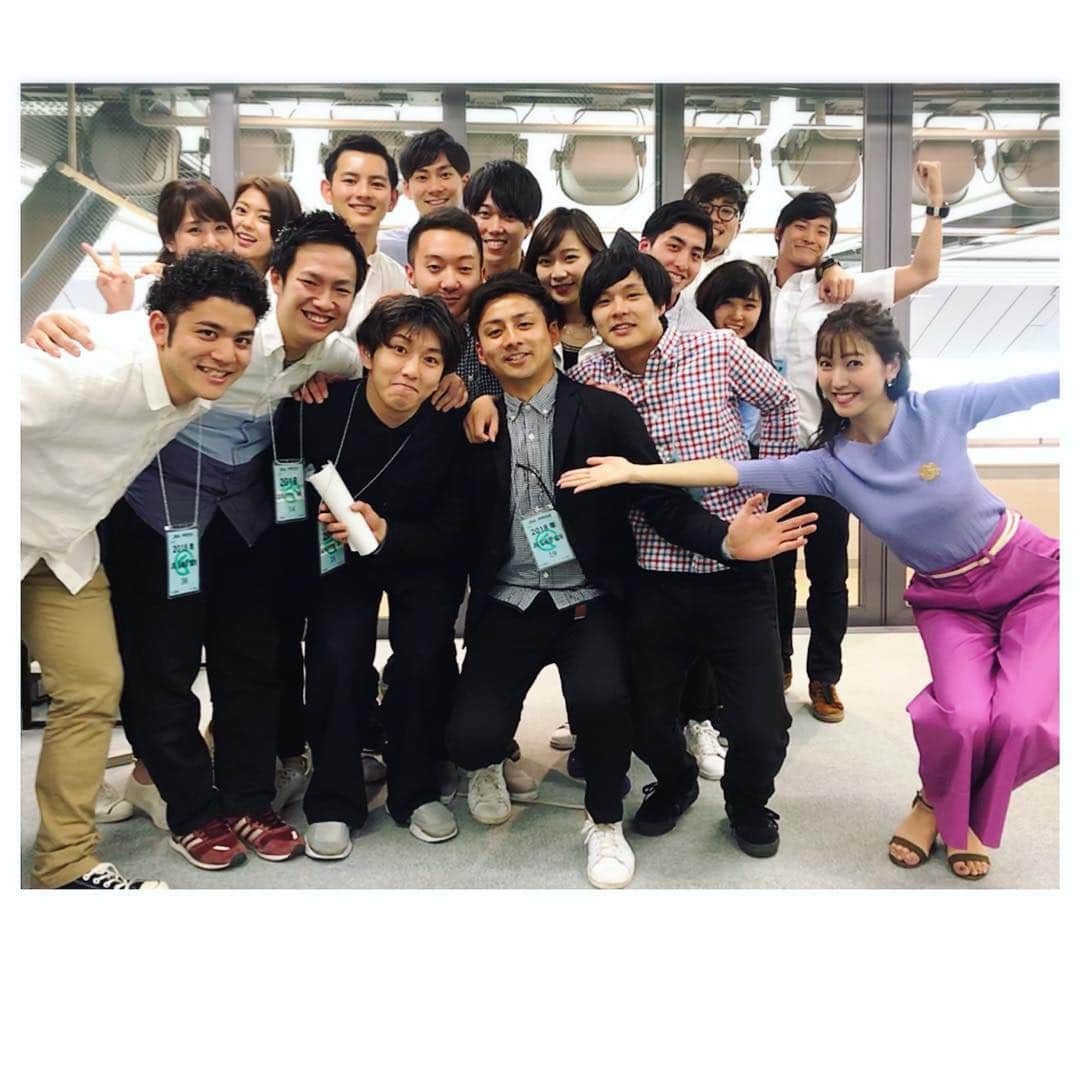 小澤陽子さんのインスタグラム写真 - (小澤陽子Instagram)「at work☻  Welcome to Fuji TV📺💙 どうにも先輩風を吹かせられない、小澤です🙄(笑) なので、何もアドバイスなどできず、一緒に楽しく喋って写真を撮ってもらいました🤣💖 * * と、いうのも、先日のみんなのKEIBAには、フジテレビ新入社員、全員が研修で来ていました🌸 生放送の1時間、カメラの向こう側にはずっと20人くらいいて。いつも以上に緊張しました😂😂 * * 『初心忘るべからず』‼️ 私も初心に帰って、これからもがんばります⭐️ #キラキラの新入社員🗻✨ #環境が変わると気疲れするはず😭 #がんばれー！💓 #こんな先輩をよろしくね♪ #1年目の時の4年目って偉大に感じていた #が #何も変わってないおざよー」4月24日 21時45分 - yoko.ozawa729