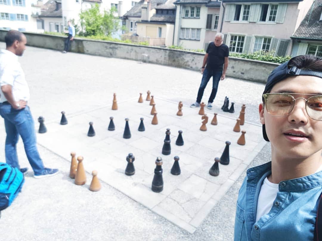 カン・ミニョクさんのインスタグラム写真 - (カン・ミニョクInstagram)「왕년에 체스 좀 두었었지 #길거리체스 #스위스와사랑에빠지다」4月24日 22時57分 - mr_kanggun