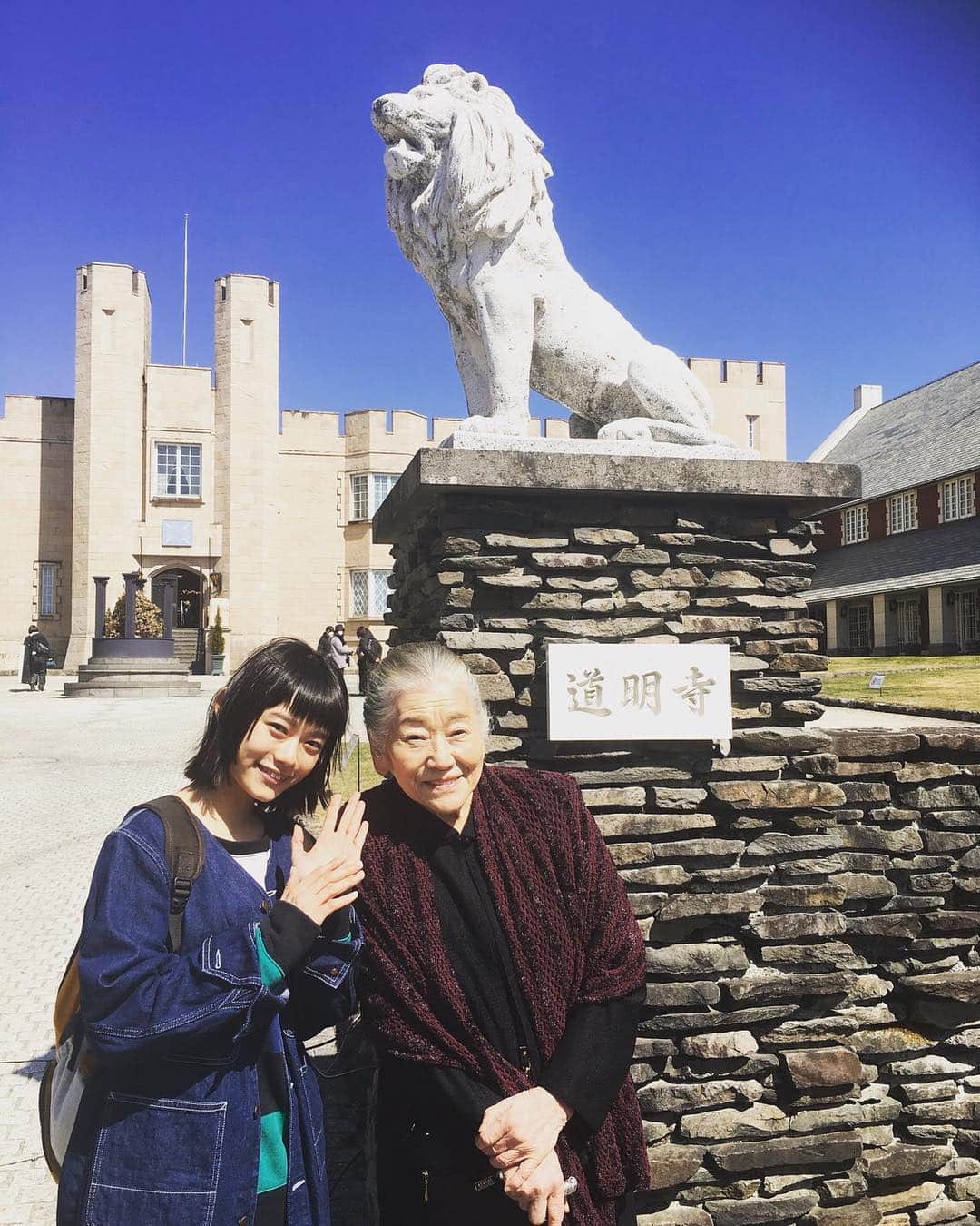 TBS「花のち晴れ〜花男 Next Season〜」のインスタグラム：「神楽木がタマさんと記念写真撮ってくれた！ 道明寺さん、、？の家は、おっきかったなぁ。。 #音グラム #花晴れ」
