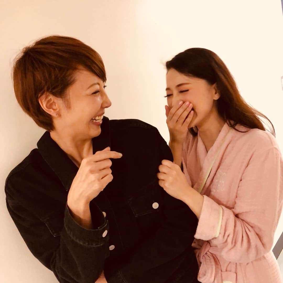 夢咲ねね（赤根那奈）さんのインスタグラム写真 - (夢咲ねね（赤根那奈）Instagram)「ちえさん♡ · 休演日にいらしてくださいました*ˊᵕˋ* ちえさんのお顔見るとホッとします♡ · · 最後の写真は、宝塚時代を思い出して撮りましたが、少し懐かしくてムフムフしてしまいました☺️ · #1789 #バスティーユの恋人たち #ミュージカル #柚希礼音 さん #ちえさん」4月24日 23時10分 - yumesaki__nene