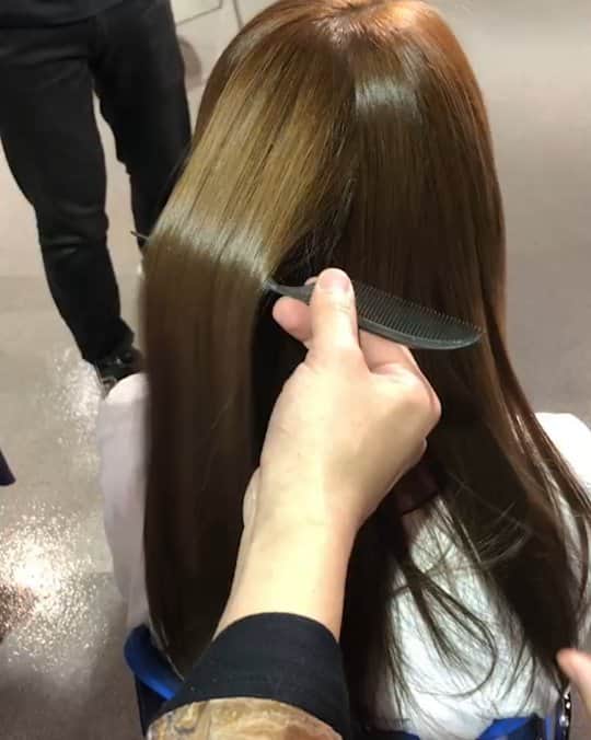 浜口ユウイチのインスタグラム：「本番で、しゃべりながらこの艶は完璧でしょ😃✌️ しっかり、伝授してきました。  4月24日（火）13:30~17:00 経営とサイエンス THE LIVE 「酸・熱」トリートメント実践セミナー しんびよう本社スタジオB4Fホール  #しんびよう#美容師#セミナー#酸トリートメント#グリオキシル酸 #gite#ジーテ #美容師#美容学生#アシスタント#サロン#サロンモデル#サロモ」