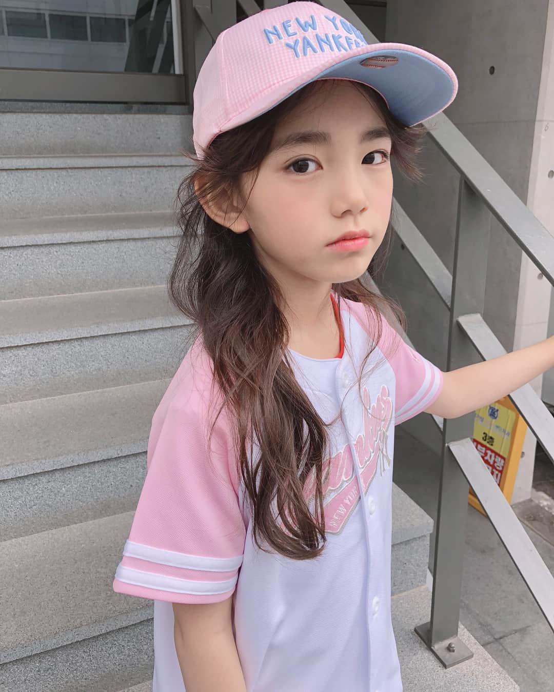 のインスタグラム：「. 오늘 하루가 엄청 길었네 , 모두가 잠들고 엄마는  혼자 🍦을 먹으며 이제서야 자유시간을 가져봅니다 👩🏻 - - - - #핑쿠#은채#이은채#이쁘다 💕 #mlbkids#mlb키즈 #superfankids#슈퍼팬키즈 #mlb키즈야구복#키즈야구 #키즈반팔#키즈볼캡 @mlbkids_kr」