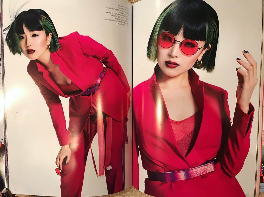 Young Juvenile Youthのインスタグラム：「本日発売されました、蜷川実花さんディレクションのMgirlにて、10Pも‼️載せて頂きました。光栄です。実花さんは私の勝手な想像とは違くて緩やかで可愛くてとっても素敵な方でした。背景白なのに派手派手👌🏻 皆さん是非手に取ってみてね Photo by 蜷川実花 @ninagawamika  #mgirl #ネオヤンキー #良さ #youngjuvenileyouth  yjymusic.com Styling by @tetsuronagase  Hair by @daimichishita  Make up by COCO」