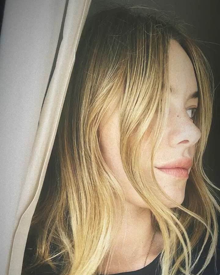 カミラ・ロウのインスタグラム：「je t’aime 🧡」
