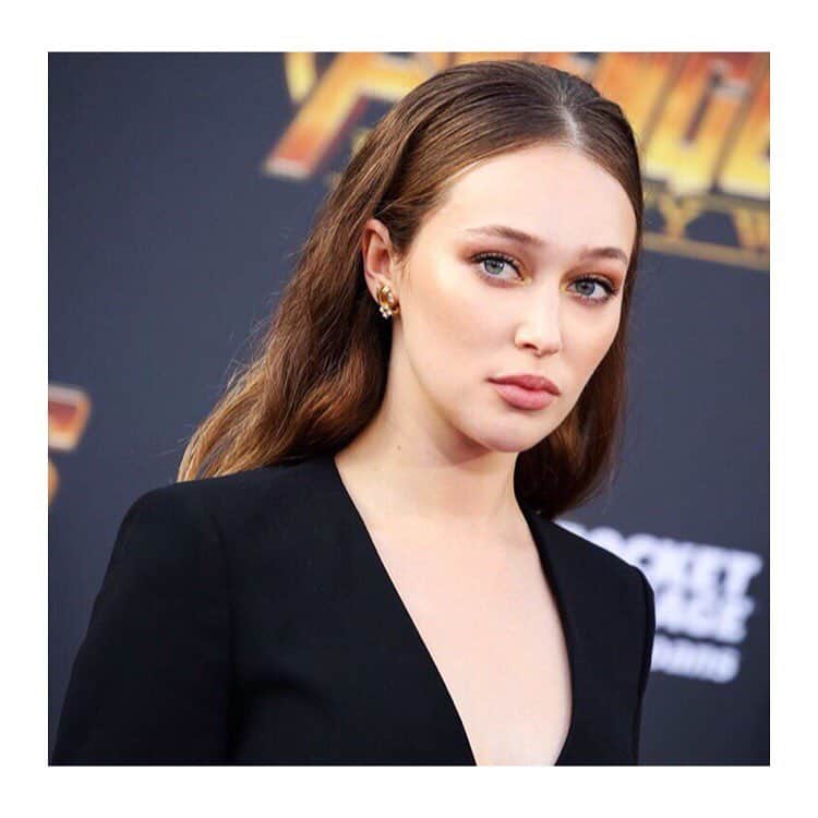 アリシア・デブナム・キャリーのインスタグラム：「I’ve seen Infinity War and I know what happens!!! ✨🛸 Thank you @giorgioarmani @danadelaney and @dallin.james for getting me space babe ready✨」