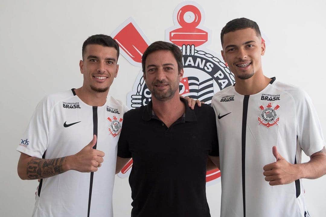 コリンチャンスさんのインスタグラム写真 - (コリンチャンスInstagram)「O atacante Bruno Xavier e o meia Thiaguinho, do Nacional-SP, assinaram contrato hoje e são os novos reforços do Corinthians! Ambos chegam por empréstimo até 31/05/2019. • • 📷 Daniel Augusto Jr./Agência Corinthians • • #BemVindosAoBandoDeLoucos #VaiCorinthians #TimeDoPovo #Corinthians #Timão #Brasileirão #CorinthiansTV #FielTorcedor #AFielÉFoda #FéAlvinegra #NikeFutebol #EstrellaGalicia #MindsIdiomas #MindsOnlineEPresencial #Foxlux #UniversidadeBrasilOficial #UltraTimão #ÉPositivo #CorinthiansÉPositivo」4月25日 4時11分 - corinthians