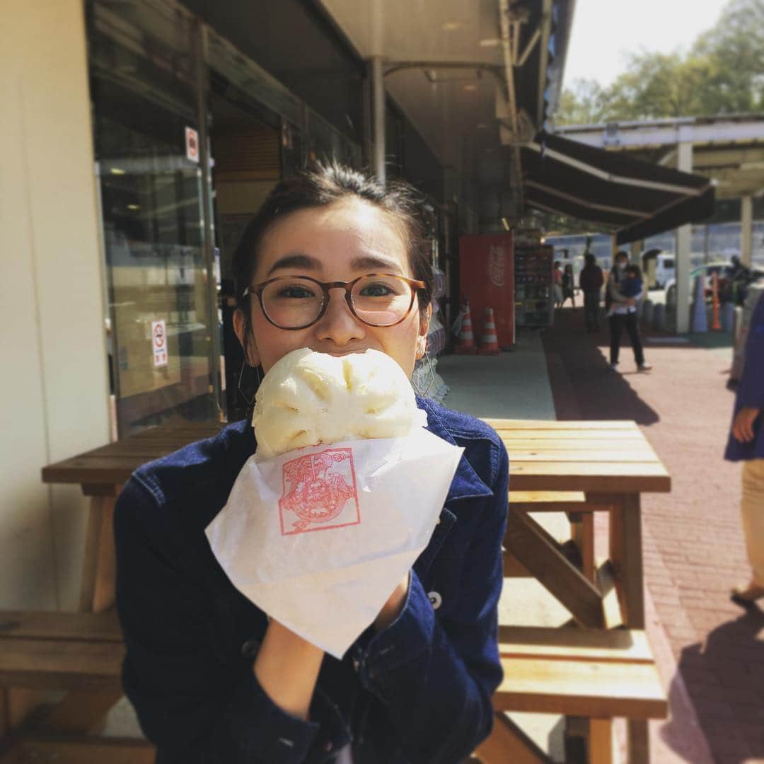 のインスタグラム：「特大肉まんでご機嫌🤤 もちろんペロリ( ᐛ)  #nagase_kaoru #nmtinc #model #dayoff #drive #gourmet #永瀬かおる #肉まん #特大肉まん #ペロリ #ドライブ」