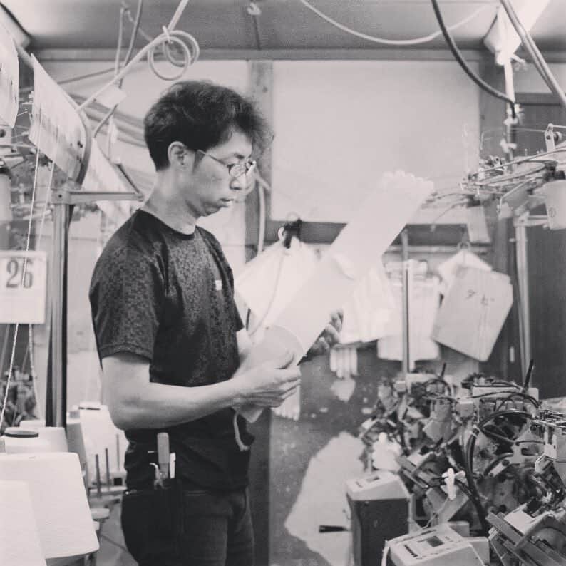 KINUのインスタグラム：「Our factory... high quality Japanese Craftsmanship🇯🇵 #craftmanship #madeinjapan #kickstarter #silk #organicfashion #zen #socks #tabi #kinu #yoga #running #gift #fashion #japan #mensfashion #ecological #sustainablefashion #sale #finalsale」