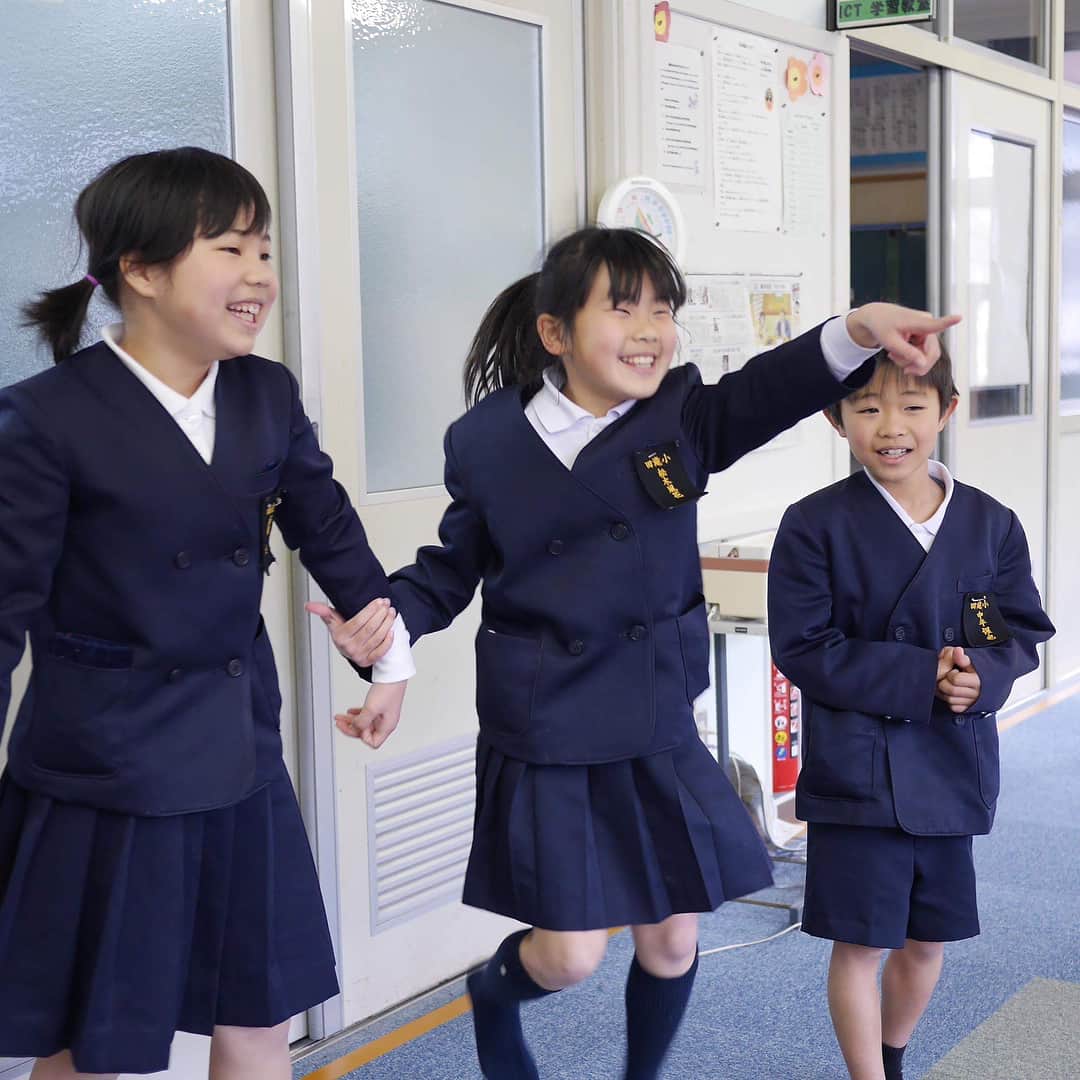 のインスタグラム：「【田滝地区の学びと暮らし】 シティプロモーションサイト「LOVE SAIJO」の取材で、田滝小学校の児童や教員のみなさんを取材させていただきました。 全校児童13人で、めちゃめちゃみんな仲良く学び、地域一丸となって子どもたちを見守っとる環境に正直、びっくりしました。 詳しくはプロフィールのURLをクリック！ ・ #lovesaijo#photography#photo#landscape#japan#西条市#instagramjapan #写真#伊予西条#Saijocity#愛媛県 #Ehime#四国#Shikoku#ICT#ICT教育#遠隔授業#田滝小」