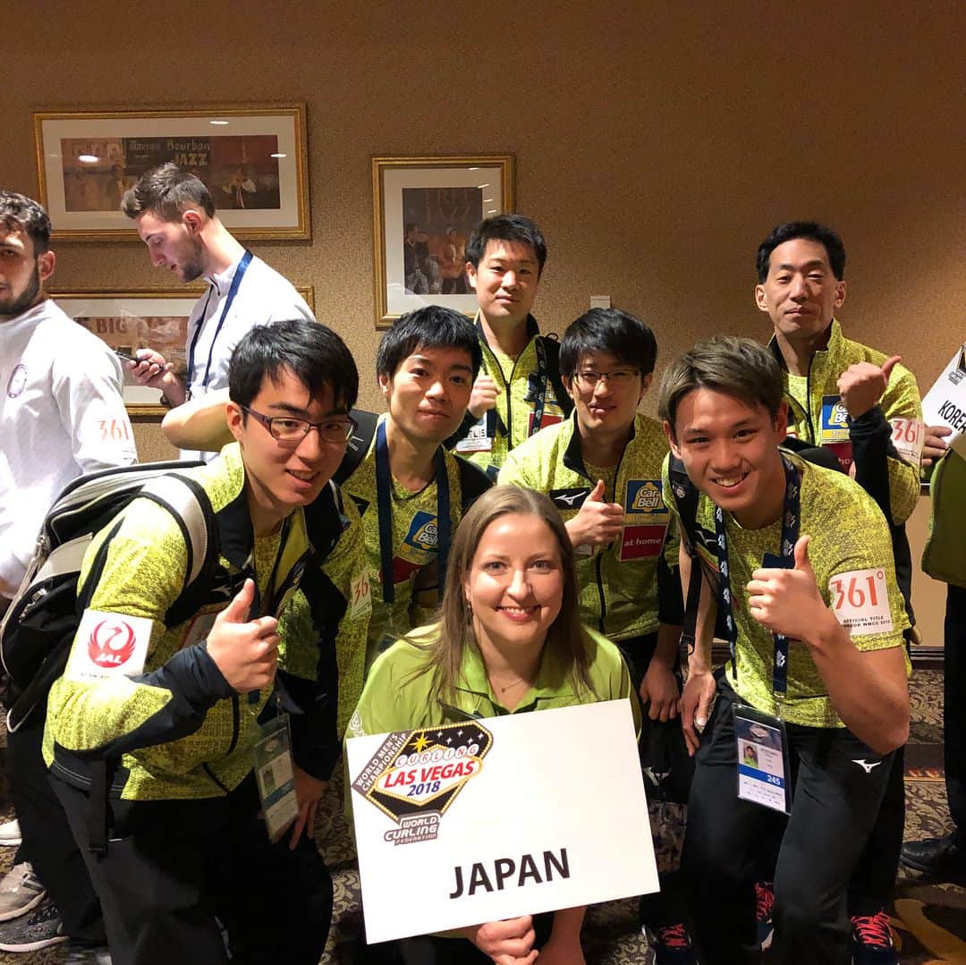 ジェームス・ダグラス・リンドのインスタグラム：「The volunteers here at the #WMCC2018 in Las Vegas have the same coloured uniforms as us! Good choice! First game starts tonight #curling」