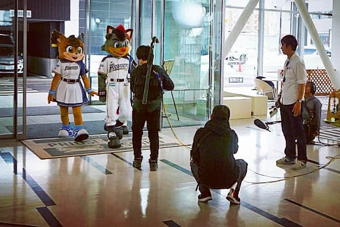 のインスタグラム：「. B☆B電撃移籍！？ ポリー熱愛発覚！？ 真相はCMで！ #北海道オールトヨタ #トヨタノリカエ #ファイターズのHPでも見れるよ #lovefighters #いちばん青い空にしよう #道 #フレップ #ポリーポラリス #BB212」