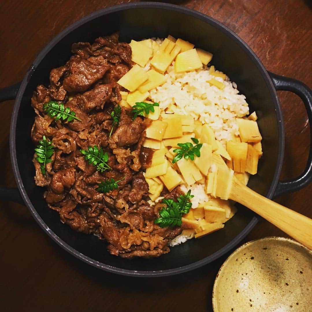 のインスタグラム：「昨日下茹でしておいた筍で炊き込みごはん。まめたんの真似をして牛のしぐれ煮をのせて。これが意外なほど合う。食べ応えもぐんとアップ。 #たけのこご飯  #牛のしぐれ煮 #バーミキュラライスポット #arikoのごはん」