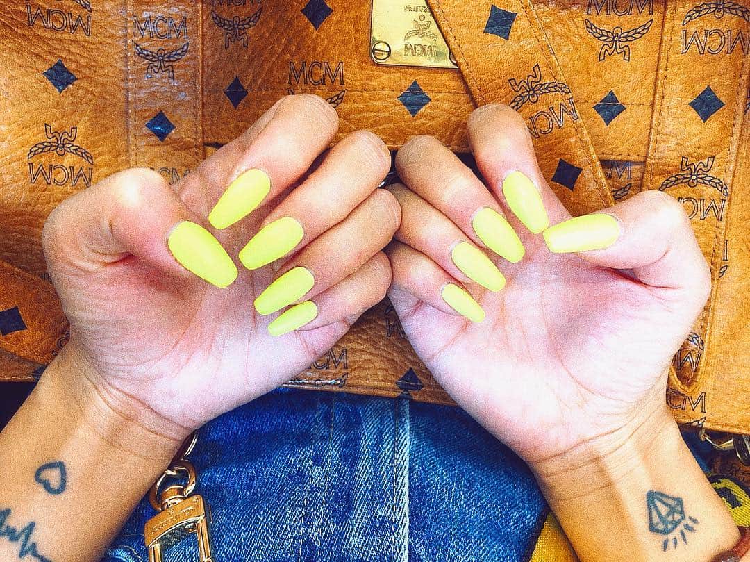 のインスタグラム：「#newnails 💅🏿 come summer🐝🌴 ネオンイエローのマット💛 蛍光で派手だけどマットで落ち着かせた なんとも絶妙なバランス🤷🏿‍♀️⚖ Thankyou @trunail #harajuku #tru #nail #trunail #simplenails  #neon #yellow #mattenails #matte #トゥルーネイル #ネイル」