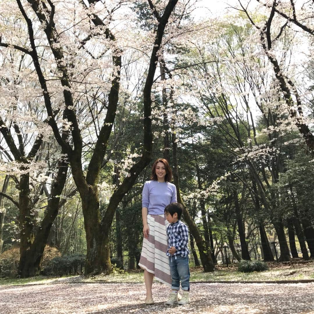 宮瀬茉祐子さんのインスタグラム写真 - (宮瀬茉祐子Instagram)「れんくんとお花見デート🌸  まゆちゃん→まゆさま→まゆ  3歳児にして巧みに呼び方を変えるテクニック習得済み！ 笑  おそるべしっ  #桜 #お花見 #デート #cherryblossom #spring」4月1日 14時23分 - miyase_mayuko_official