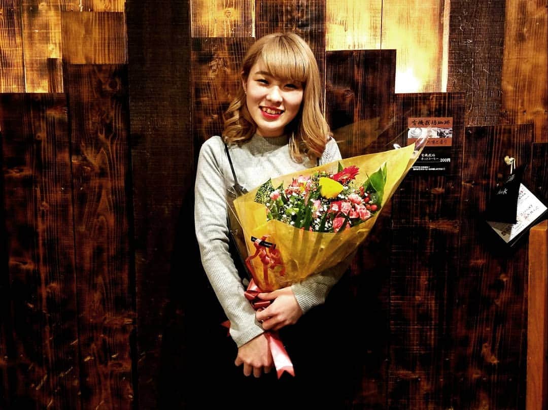 のインスタグラム：「* 【 河村菜結ラストday 】でした。✨✨ 2年半という長い間、本当にお疲れ様でした！ 日に日に著しく成長していく姿はとても素敵で、 若いならではの吸収力と可愛らしい笑顔、18とは思えない落ち着いた接客で いつもながしろを笑顔にしてくれました。☺ #ありがとう 。 これからは、 夢に向かって一歩一歩着実に進んでいってね！！！ * 今回は本物の！『『店長からのプレゼント』！！💐💞 人からもらったものはもう渡しません！（笑） 最後にきめてくれました。😉😉 * 長くなりましたが4月も始まり、ながしろ本日も元気に営業しております！！ 皆様のご来店、心よりお待ちしております。😊✨ * やきとり有機野菜 ながしろ 〒553-0004 大阪府大阪市福島区玉川4-15-9 マンションニュー富士1F  電話：06-6225-1555  FAX：06-6225-1550  営業時間 PM5:00~AM1:00  日曜日AM12:00colse * #ながしろ #居酒屋 #焼き鳥 #日本酒 #大阪 #福島 #野田 #玉川 #卒業 #おめでとう #お疲れ様 #かわいい #素敵 #夢 #花 #笑顔 #japan #osaka #fukushima #food #sake #swereked #chicken #congraturations #flower #girl #smile #happy #thankyou」