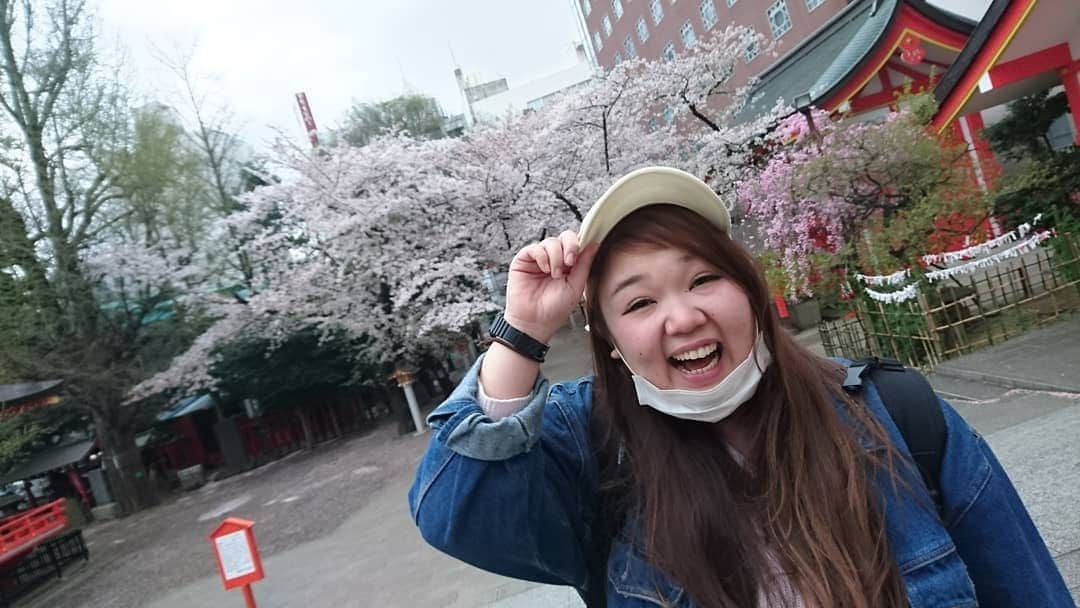 山田愛実のインスタグラム：「. . 4月1日なんで桜と藤本載せときます。 . テンション上がってジャンプしたら、最後ぐちゃぐちゃになりました。 . #TEAMBANANA  #桜 #花園神社  #5月5日単独きてね .」