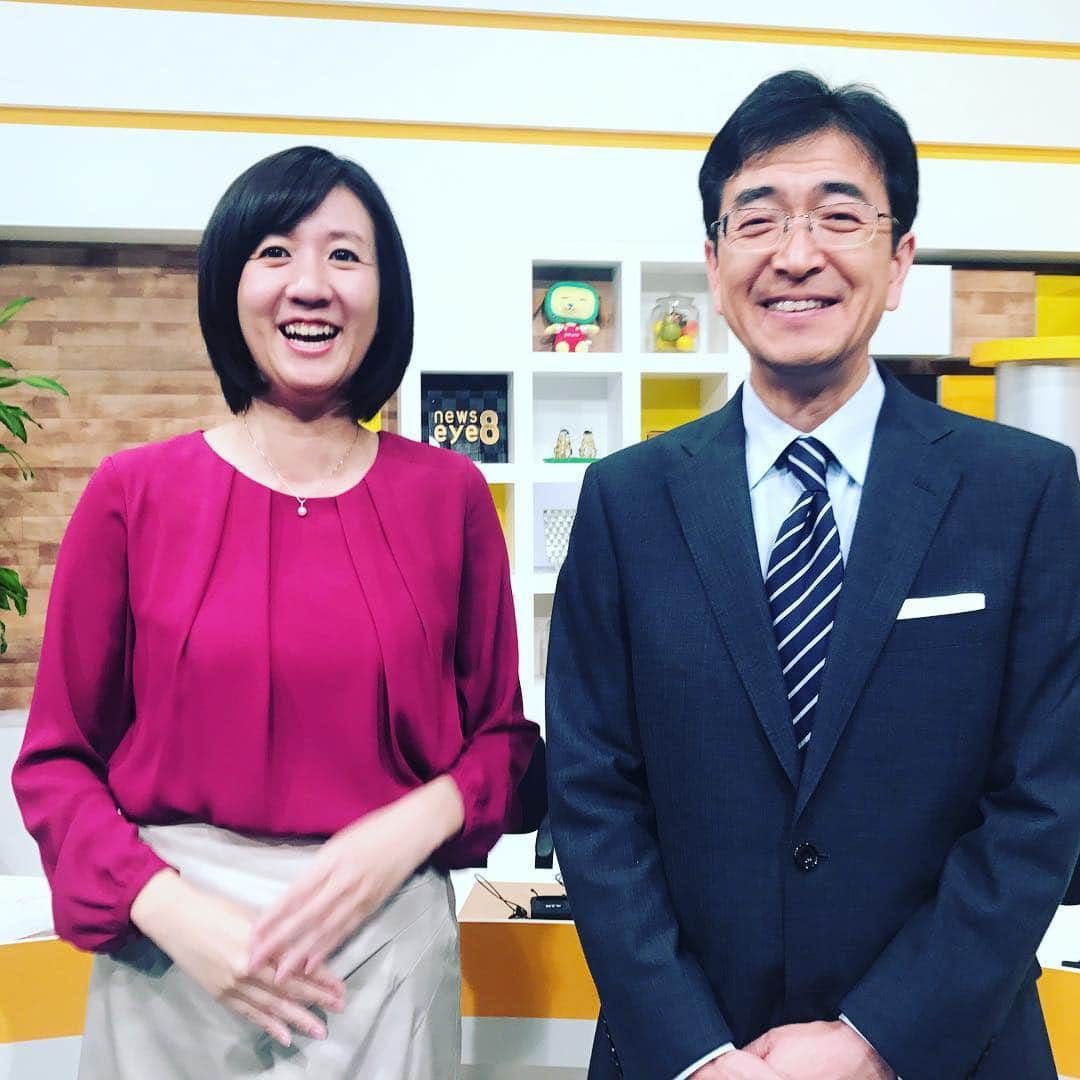 三隅有里子さんのインスタグラム写真 - (三隅有里子Instagram)「番組でお伝えしたように、青柳キャスターは3月いっぱいでニュースeye8、卒業となりました。 青柳さんはアナウンサーとして群馬テレビに入社したわけではありませんでしたし、画面に出てしゃべりたいわけでもなかったでしょうし、元々控えめな性格ですから、人前で、カメラの前でしゃべること、伝えること。相当なプレッシャーだったのだろうなと察します。 でも青柳さんを見ていて思ったことがあります。会社から役割を与えられた時に、それが初めての事であっても苦手な分野の事であっても、青柳さんみたいに、期待に応えられるような力を身につけておこうという事です。 やりたい仕事も、やりたくない仕事も、同じように手を抜かずコツコツやっていこう！きっといつか活かせる時がくるはず。 多くを語らない青柳さんですが、私は青柳さんの背中を見てたくさん学びました。ありがとうございました。  #ニュースeye8 #青柳キャスター #卒業 #2年間 #お疲れ様でした #ありがとうございました #マイナスイオン出てました #癒されました #番組スタートから終わりまでこの笑顔 #いい笑顔 #そばで見られて幸せでした #明日からは #吉田キャスター #お手柔らかによろしくお願いします #群馬テレビ #群テレ #gtv #アナウンサー #局アナ #局アナの仕事 #地方局で働くということ」4月1日 16時21分 - misumi_gtv