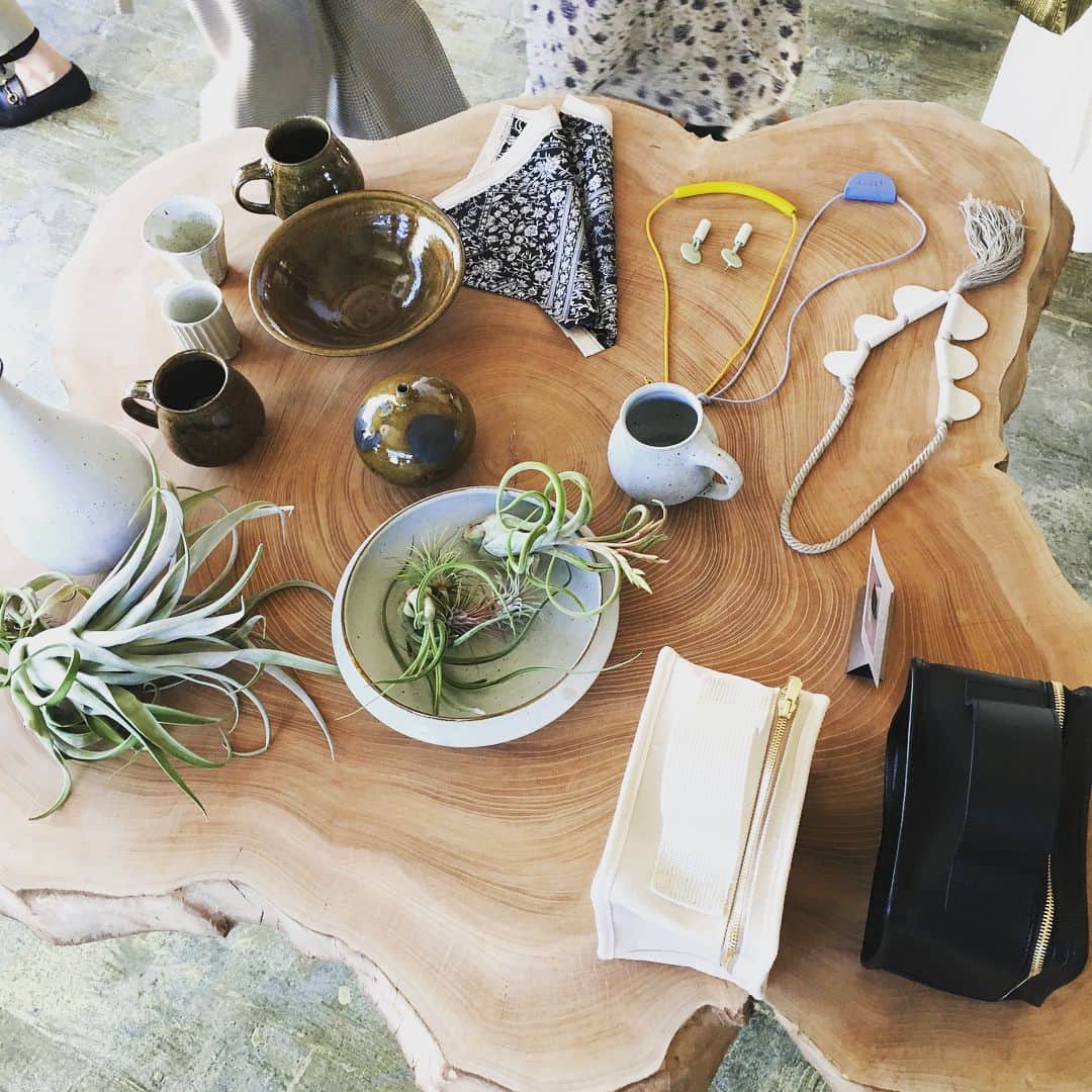 のインスタグラム：「// CASA FLINE // 『地球と人に優しい』をコンセプトにしていて、生産背景にもこだわりをもったブランド🌿  自然と調和するファッションに包まれた素敵な空間でした◟̆◞̆୨୧˖  明日から新宿ルミネ2でポップアップもされています☝︎ #casafline #sustainablemodefashion」