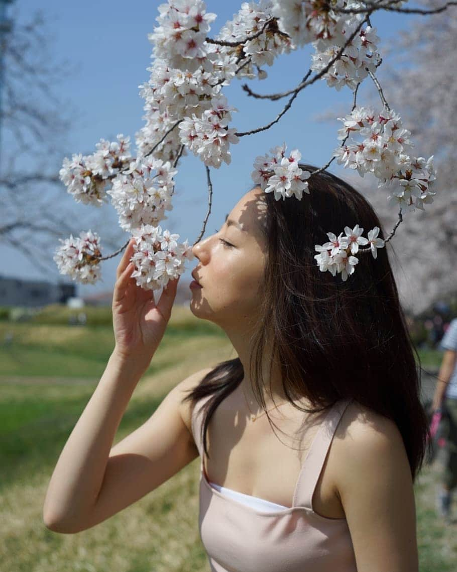 黒坂真美さんのインスタグラム写真 - (黒坂真美Instagram)「桜と私はお話し中🌸 I'm talking to 🌸. ・ #桜ちゃんは  #今日も #ご機嫌 #だそうです♡ #よかった♡ #エイプリルフール #aprilfoolsday #4月1日 #april1st #黒坂真美  #kurosakamami  #多摩川 #tamariverside #桜 #cherryblossom #日本 #japan」4月1日 17時02分 - mamikurosaka_official