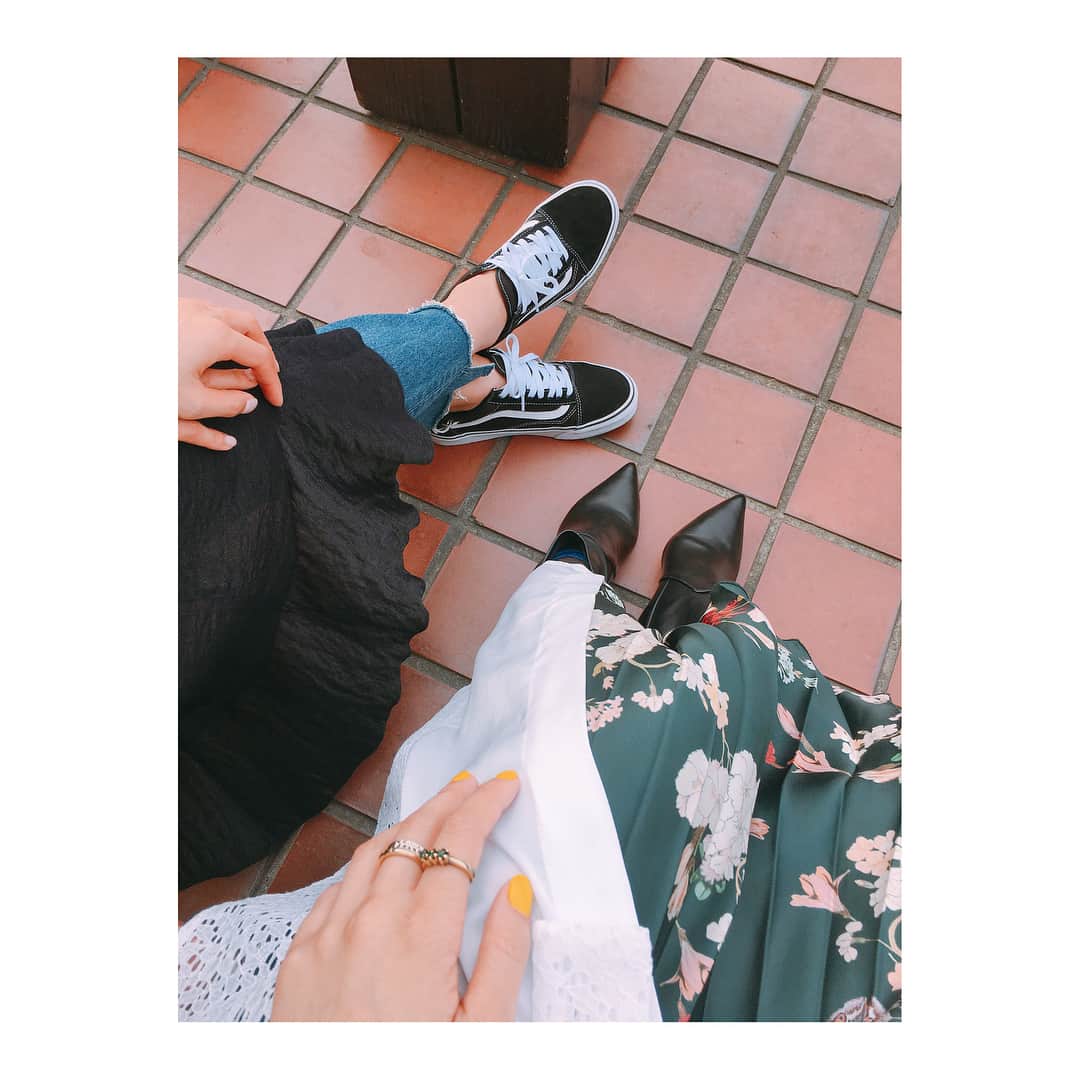 のインスタグラム：「ハッピーサンデーーー🌞💓✨Cindyとお昼から散歩！🌸👯‍♀️🌸六本木→渋谷全部歩いた🚶🏻‍♀️🏃🏻‍♀️🚶🏻‍♀️🏃🏻‍♀️キチガイ←コラ チェキ楽しいー欲しいー☺️❤️❤️いつもありがとう😘😘😘 #日曜日 #大友の休日 #Cindy #散歩 #ランチ #歩きすぎ #脚ぱんぱん #vans  #チェキ #カプチーノ #マムアンちゃん #mamuang #マムアンを探せ #発音の悪さ #しんじ #ちゃう #まむわん #しゅぱっ #instagood #l4l #pic #love #地声がピューロランド大友 #価値観の大切さ #カフェで無言 #笑 #エイプリルフール忘れてた」