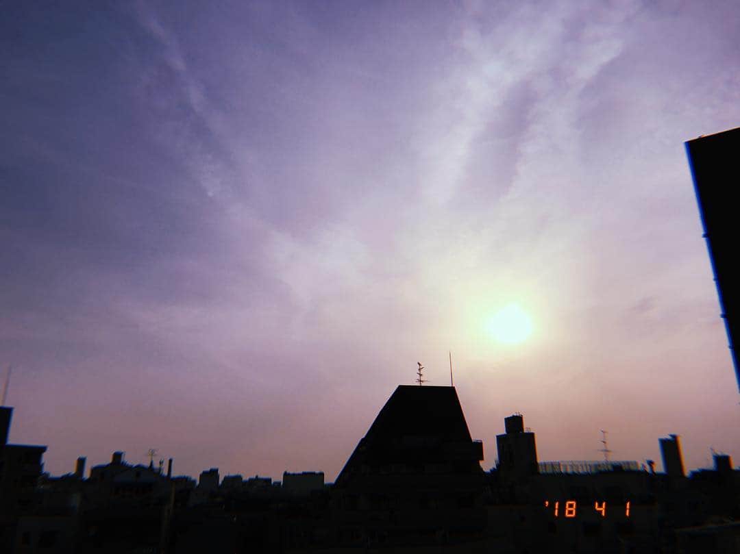 中尾有伽さんのインスタグラム写真 - (中尾有伽Instagram)「. 4月になった途端、空が少し高くなったような気がして 思わず撮りました 日落ちを待って、ラストスパート撮影です さみしいです」4月1日 17時28分 - yuuka_nakao