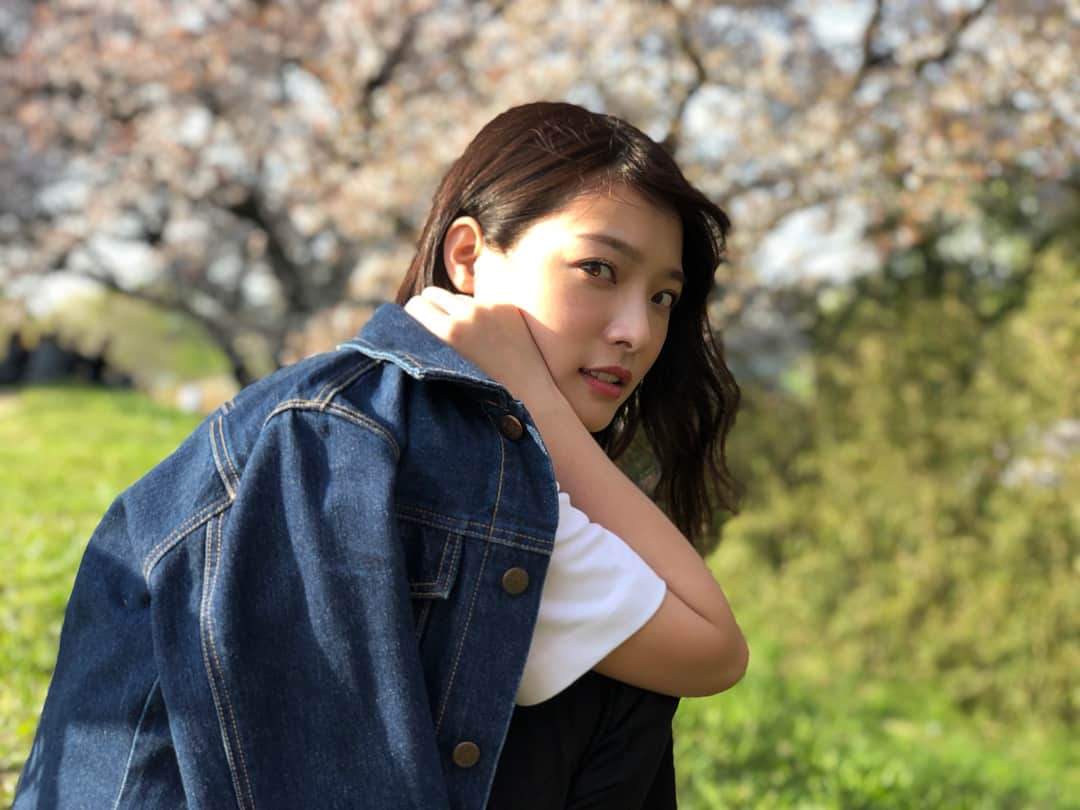 上田眞央さんのインスタグラム写真 - (上田眞央Instagram)「たまたま花びらが乗った瞬間を激写🌸 葉桜も増えてたけど、ギリギリセーフ！  #桜  #sakura  #cherryblossom」4月1日 17時33分 - maoueda_official