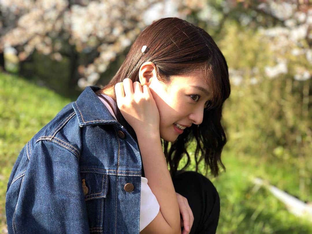 のインスタグラム：「たまたま花びらが乗った瞬間を激写🌸 葉桜も増えてたけど、ギリギリセーフ！  #桜  #sakura  #cherryblossom」
