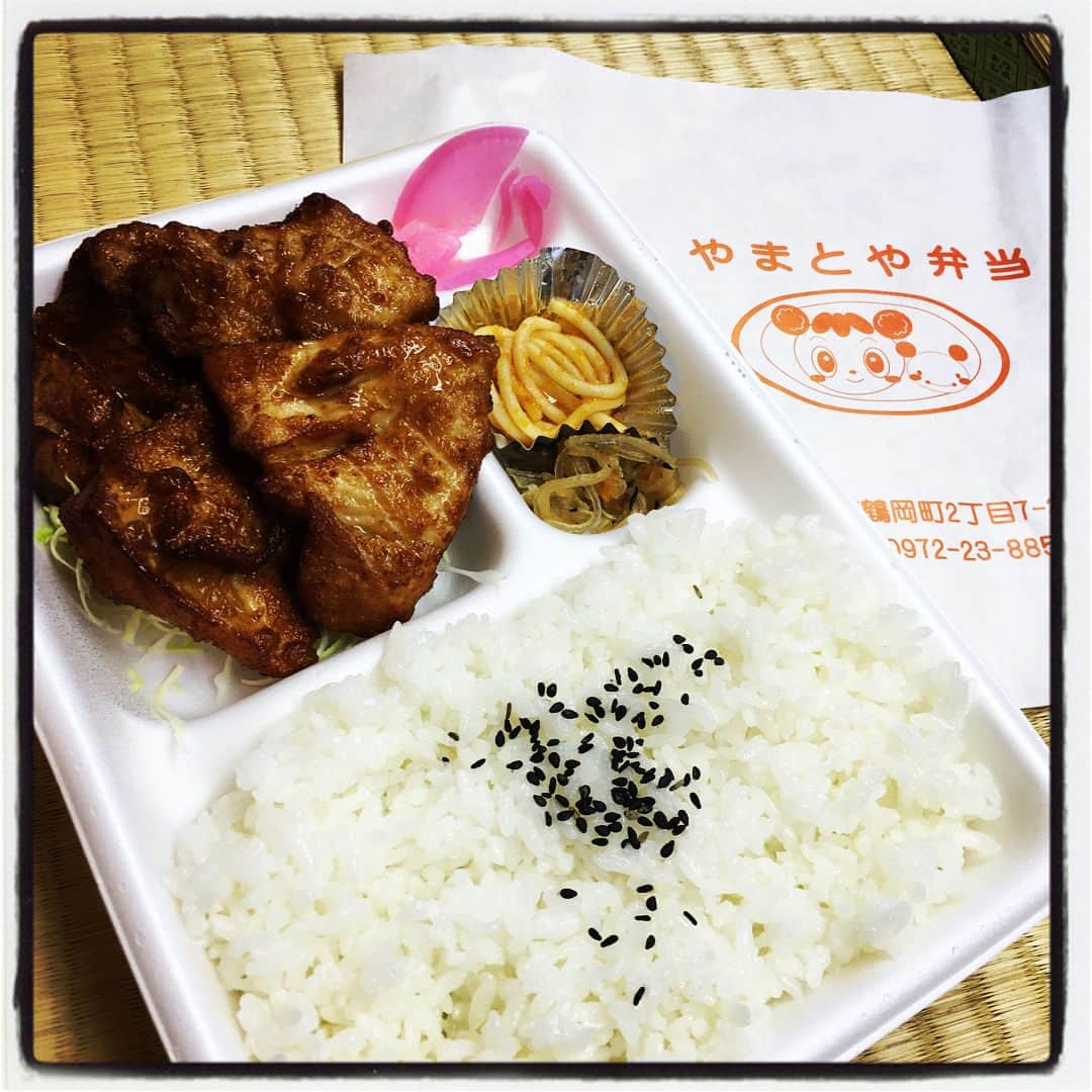 井上聡のインスタグラム：「大分県佐伯市 やまとやのから揚げ弁当  10点（10点満点）殿堂入り 「地球上で一番美味いから揚げ！」 この感想以外に僕の安い言葉を添えるのは価値を下げてしまいそうで怖いがあえてレビューさせていただきたい。筆者はから揚げの脂身が苦手なので普段好んで食べる事はない、しかしこれは筆者の描く理想的なから揚げ なのでまずは無条件で◎ 脂身が全くないムネ肉だと思うが、不思議な事にひと口噛むとうがいが出来そうなほど肉汁が溢れてくる。泳ぐのが苦手な人はライフセーバーと一緒に食べる事をお勧めする。自分で資格を取りたい人は講習を7時間×5日間で取得できるとの事なのでがんばろう！ 味付けはシンプルでくどくない程度のにんにくが効いている。 ひと口食べた時に大げさではなく美味すぎて死を感じた。実際数秒ほど上から自分が食べている光景が見えたので多分臨死体験をしたと思う。この殺人的なから揚げを筆者は「対井上用兵器」通称 「井上殺し」と命名させていただいた。鳥の激戦区大分でもこのから揚げは頂点に輝く一品だと言えるだろう。 と、ここまではから揚げの独壇場と言える。しかし実はこの米も美味く、から揚げとの相乗効果でかなりの存在感を出していていつも以上にばくばく食べてしまう。孫子の兵法に 「智将は務めて敵に食む」 という言葉がある。出来るだけ敵の食糧を奪って食べるようにする、つまり相手を上手く利用するという意味だがこの米を食べていて見事にそれを体現しているのだと感じた。 だだこのから揚げと米のインパクトが凄すぎてサイドにある小規模なスパゲティの印象が0だったことは×とさせていただきたい。  #なげーよ #昼と夜に連続で食べた #人生のフルコース一品に認定 #興奮であんまり文がまとまってないかもね #もう特に言いたいことないよ #じゃあ無理にハッシュタグ付けなくてもいいんだぞ」