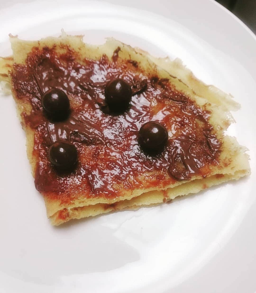 のインスタグラム：「newクレープ20 チョコボールクレープ  チョコボールのキャラメルを溶かしてかけて、更に上にチョコボールピーナッツを 甘すぎて歯溶けるかとおもた 70点  #newクレープ #クレープ #チョコボール」