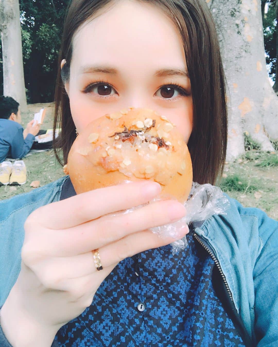 日下部ゆいこさんのインスタグラム写真 - (日下部ゆいこInstagram)「昔から大好きな tecona bagel works のベーグルとスコーン をお供に 代々木公園で プチピクニック . やっぱり絶品。 桜餡のベーグル。 . 今日も平和な 日曜日でした。 . #teconabagelworks  #bagle #picnic #japan #japanese #テコナベーグルワークス  #ベーグル #スコーン #ピクニック  #代々木公園  #代々木八幡 #マタニティ #プレママ」4月1日 18時17分 - yuiko_kusakabe