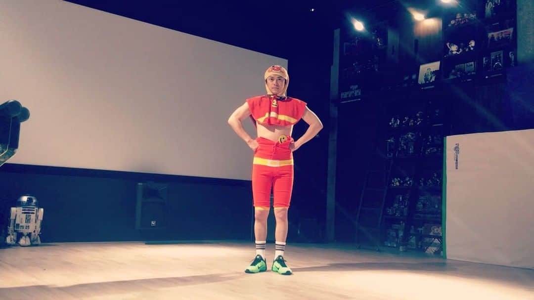 のインスタグラム：「アンパンマンはきみっさー🖕 すだっちのマナムスメ YO-SHI-NO❤️ の卒園お祝いのために覚えました🕺 きゃりーちゃんから これ踊ってるのみたいと動画が送られてきまして。 衣装は子供用のやつを２つ無理矢理着ました。 1時間半やってこのレベル😤 ダンスセンスZe〜ro〜🙄 #アンパンマン #センス #zero」