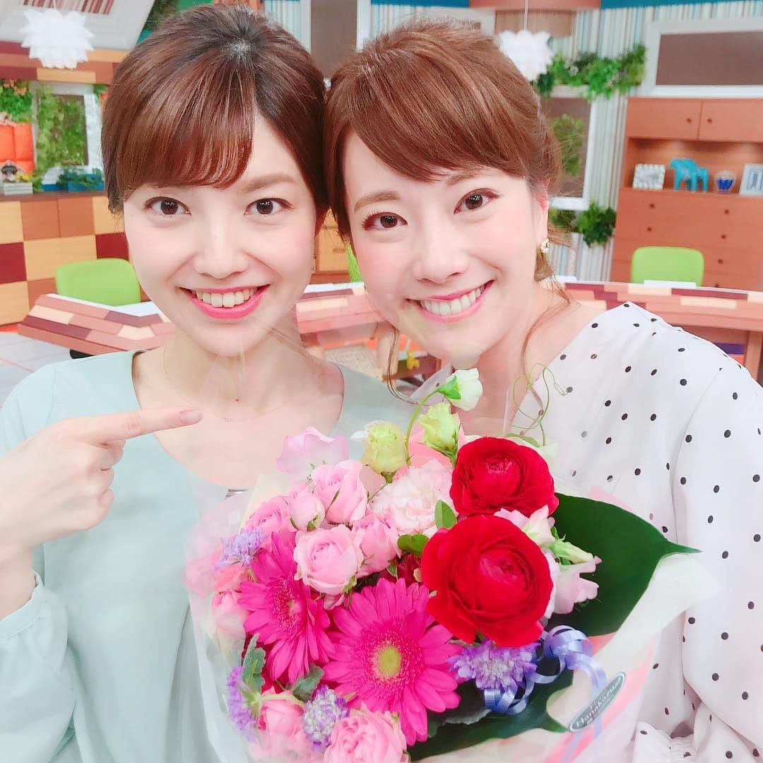 新垣泉子さんのインスタグラム写真 - (新垣泉子Instagram)「四位ちゃんと卒業☆  #ももち浜ストア夕方版 #tnc #ニュースキャスター #四位知加子 #アナウンサー #可愛い後輩 #一緒に卒業 #しいちゃん #ここまでよく頑張ったね #真面目に取り組む姿 #いつも見てたよ！ #これからはゆっくり #ランチ行こうね♡」4月1日 18時52分 - motoko.arakaki