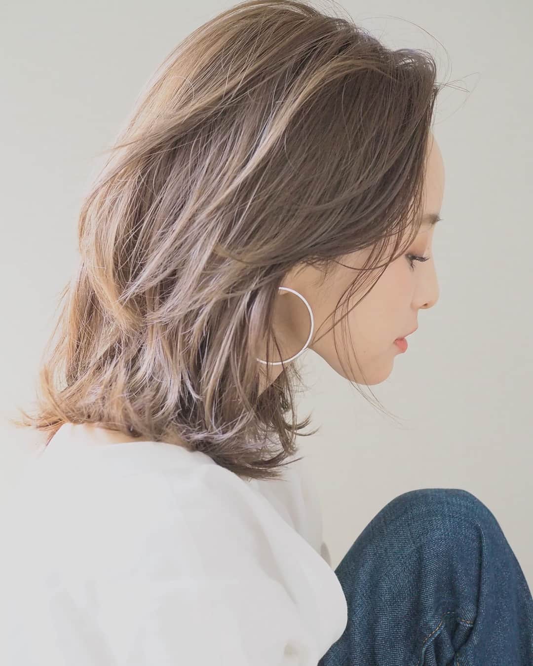 田中亜希子さんのインスタグラム写真 - (田中亜希子Instagram)「〜あたらしい髪型〜 ちょっとウルフ。  雰囲気が変わってアレンジの幅が広がりました。 後ろはダウンスタイルでも前髪を出したり、あげたり、しまったり自在。 少し短くなっても結べる長さを残したので今まで通りにヘアアレンジもやりやすいです。いろいろと楽しめる髪型にしてもらいました。  今まで似合わなくて着てなかった服も似合わせることができそうです☺️髪型とファッションって大事な関係ですよね。  とにかく洗うのも乾かすのもラクで 1度切るとどんどん短くなる人の気持ち、わかるー！  あと余談ですが顔周りを外ハネにするのは老化した顔を元気にみせるため。これ、けっこう効果的です☝️内巻きだとタルミが際立つ気がします。。。とほほ  #髪型#ヘア#ヘアスタイル#ウルフ#ウルフカット#ヘアアレンジ#hair#ZARA#春ヘア #spring」4月1日 19時11分 - akiico