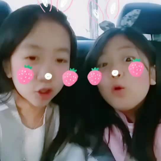 イ・チェミのインスタグラム：「#ㅋㅋㅋ #스노우 #자매 #둘이서잘놀아요 👭」