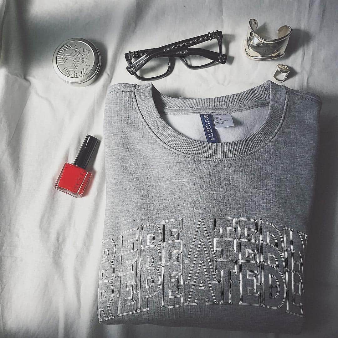 のインスタグラム：「☑︎スウェット ✴︎ ✴︎ スウェット #h&m バングル @lavishgate  眼鏡 @chromeheartsofficial ✴︎ ✴︎ ✴︎ #cordinate#fashion#ootd#コーディネート#ファッション#スナップミー# #locari#ponte_fashion#kaumo_fashion#ロカリ#カジュアル#置き画#置き画くら部 #プチプラ#mineby3mootd」
