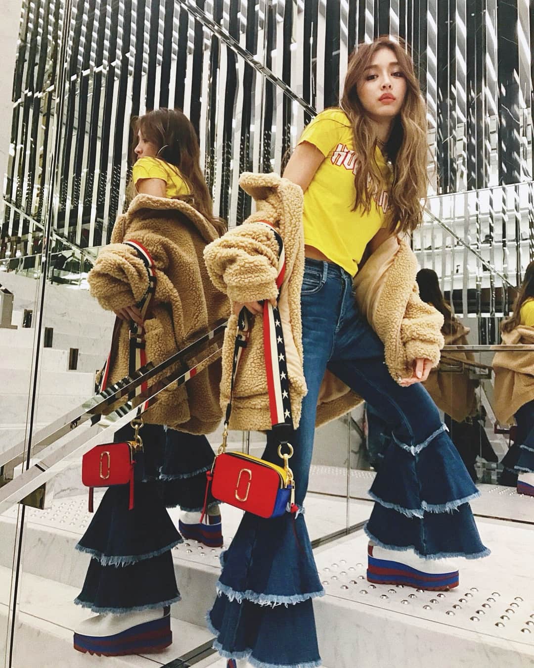 のインスタグラム：「#かぢコーデ 💿⛓⭐️ . . . このフレアデニム最近のお気に入り🧡🤩 tops ☞ @i.am.gia.thelabel  denim ☞ @evris_official  shoes ☞ @stellamccartney  bag ☞ @marcjacobs」