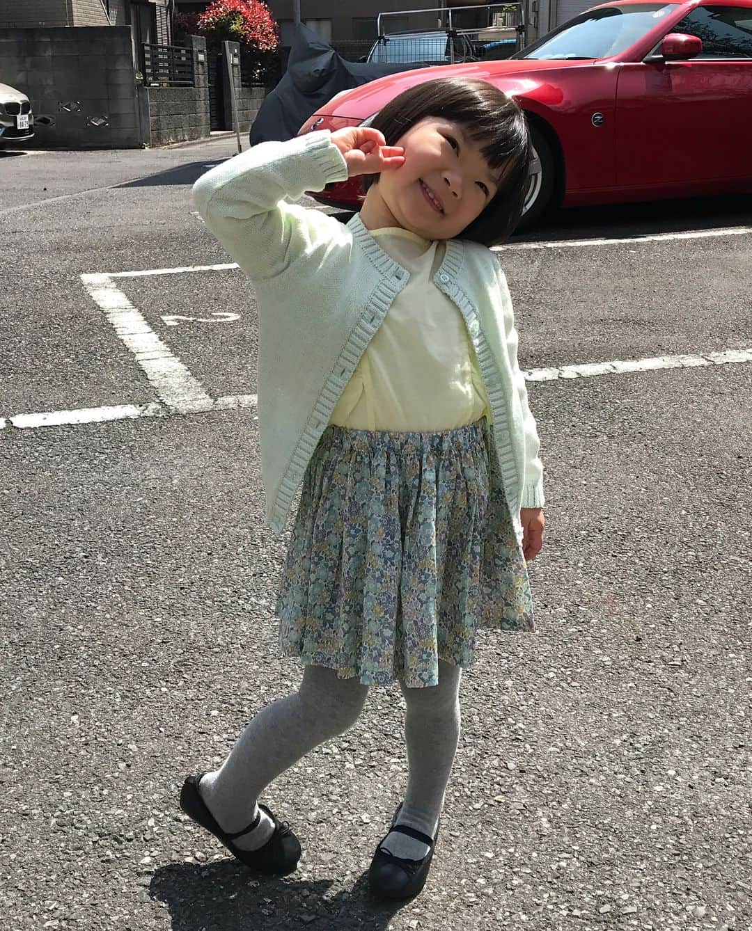 栗原友さんのインスタグラム写真 - (栗原友Instagram)「本日新しい保育園の入園式でした。パパは出張で参加できず娘は少し寂しそうだったけど、 @yoshiyukimayama にコーディネートしてもらったお洋服着たらテンションぶち上がりで終始ご機嫌で過ごしてくれました。疲れた〜。また１つ任務完了って感じ。 #そのポーズやめて」4月1日 21時15分 - kuri__tomo
