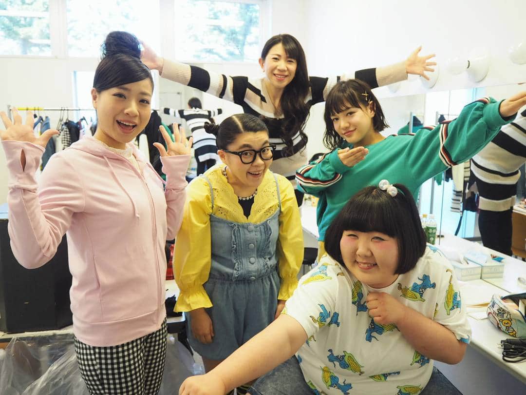 服部ひで子のインスタグラム：「🌠吉本新喜劇全国ツアー2018🌠  昨日は、岩手県。 今日は、青森県。  どちらも、 現在はテレビ放送されていないにもかかわらず、大変暖かく迎えてくださり、ありがとうございました(σ*´∀｀)！！！ 東北ツアーは、まだまだ続きます！  次は、来週、 4/6(金)宮城県。 4/7(土)山形県。 4/8(日)福島県。  東北の皆様、楽しみにしてます😍✨ 現在、青森から５時間半かけて 大阪に帰省中～😌🚄🚄🚄✨ #吉本新喜劇 #よしもと新喜劇 #新喜劇 #酒井藍 座長 #金原早苗 姉さん #井上安世 姉さん #岡田直子 さん #服部ひで子」