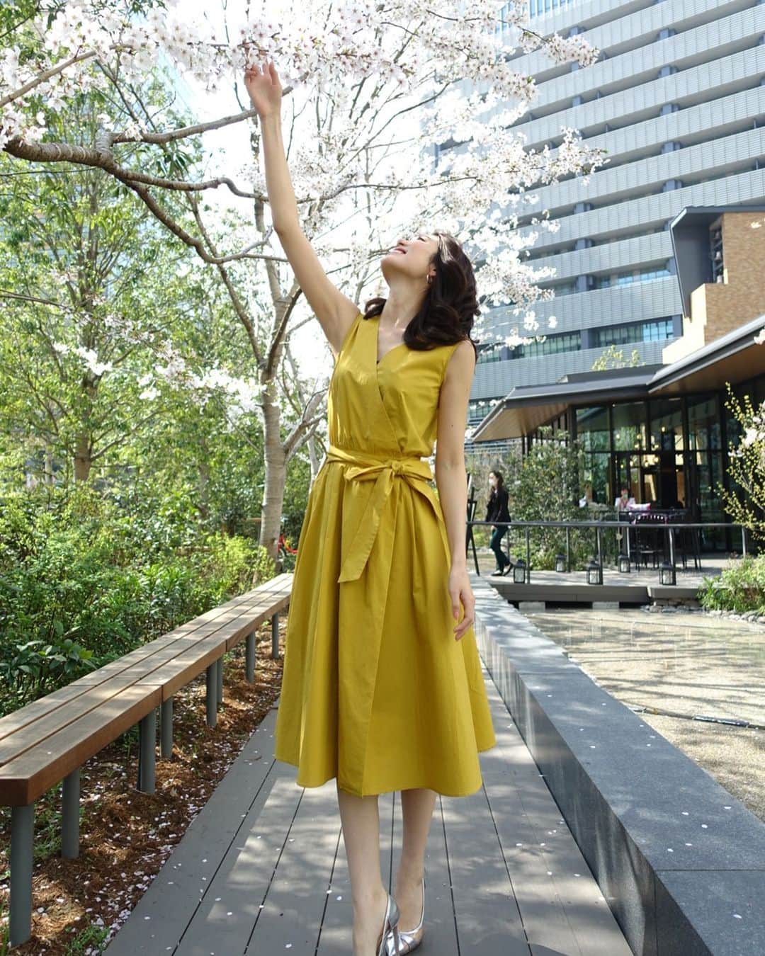 土屋ひかるさんのインスタグラム写真 - (土屋ひかるInstagram)「#DHCキレイを磨くエクストリームbeauty 後に、スタジオ前の桜🌸が満開だったので伊倉ちゃんに撮ってもらいました🙋‍♀️✨ #DHC #andemiu  #アンデミュウ #andemiu_official」4月2日 8時14分 - hikaruuuuu15