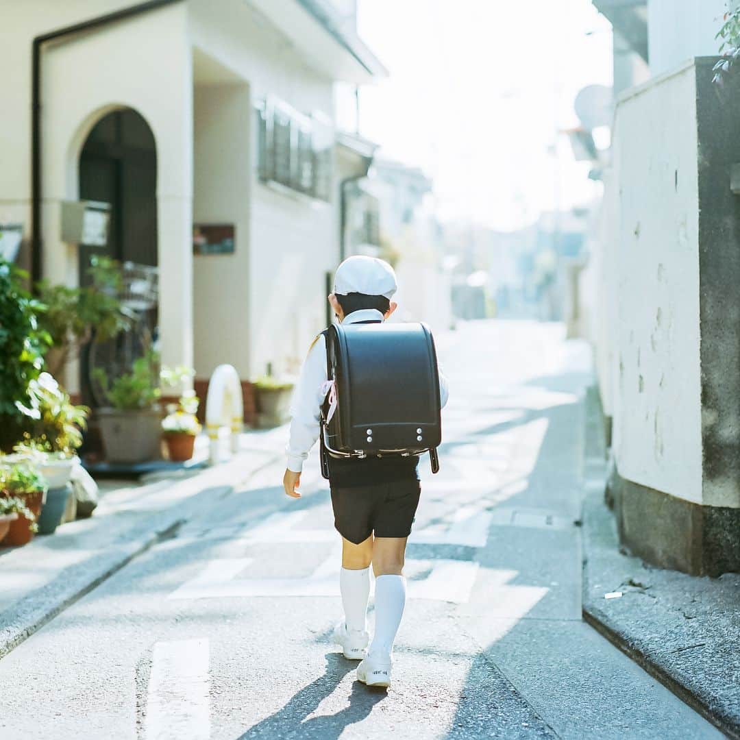 濱田英明のインスタグラム：「@haruhamada finally graduated from elementary school and his Randoseru, Japanese school bag for children, finished its job. #土屋鞄 #ランドセル #haruandmina #pentax67」