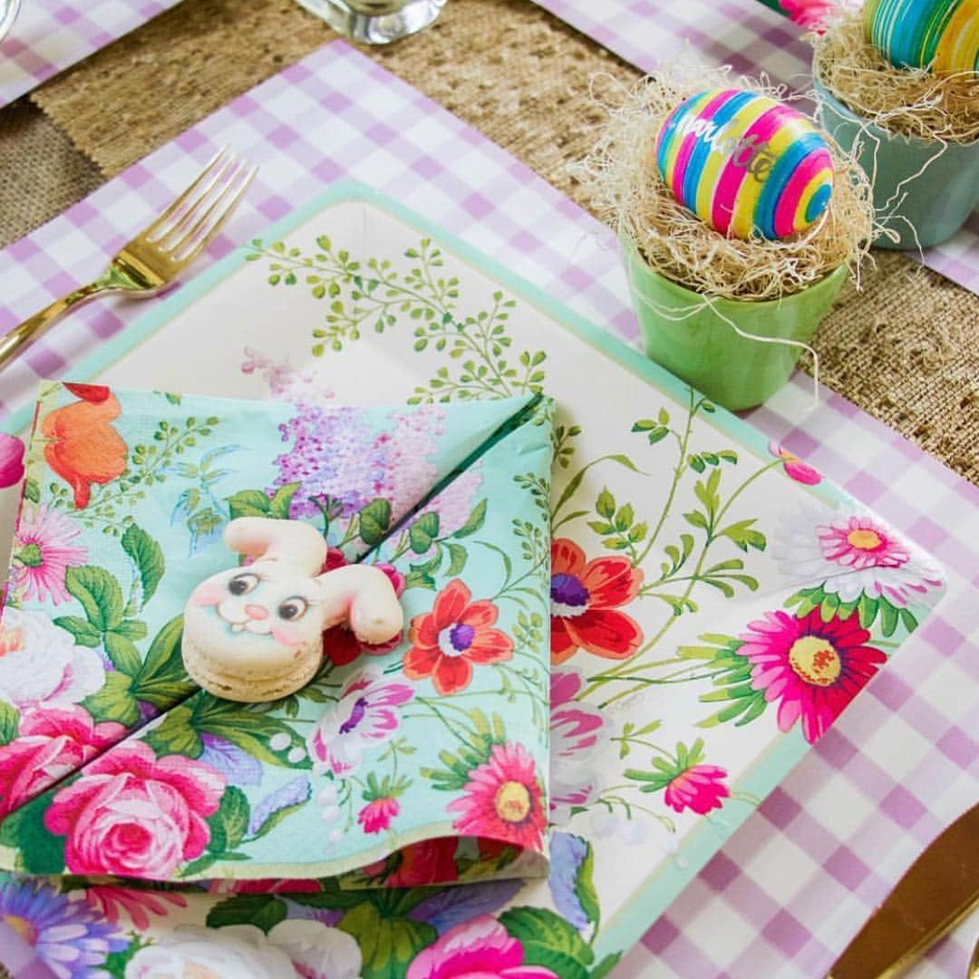 セオドラ&カラムのインスタグラム：「Happy #Easter! 💕 the perfect pastel table via @lyndseyzorich」